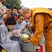 Niệm Phật Và Cúng Dường Tam Bảo Thì Phước Huệ Đều Viên Mãn