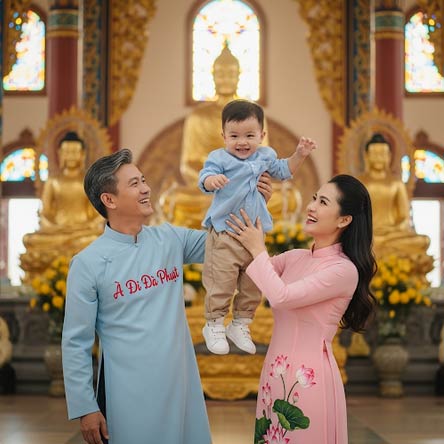 Gia đình vui vẻ hạnh phúc