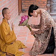 Nhờ Cúng Dường Với Tâm Hoan Hỉ Được Phước Báu Vô Lượng