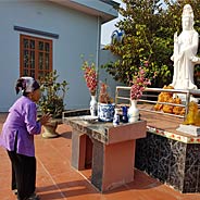 Niệm Phật Và Bái Lạy Bồ Tát Quán Âm Được Vãng Sanh